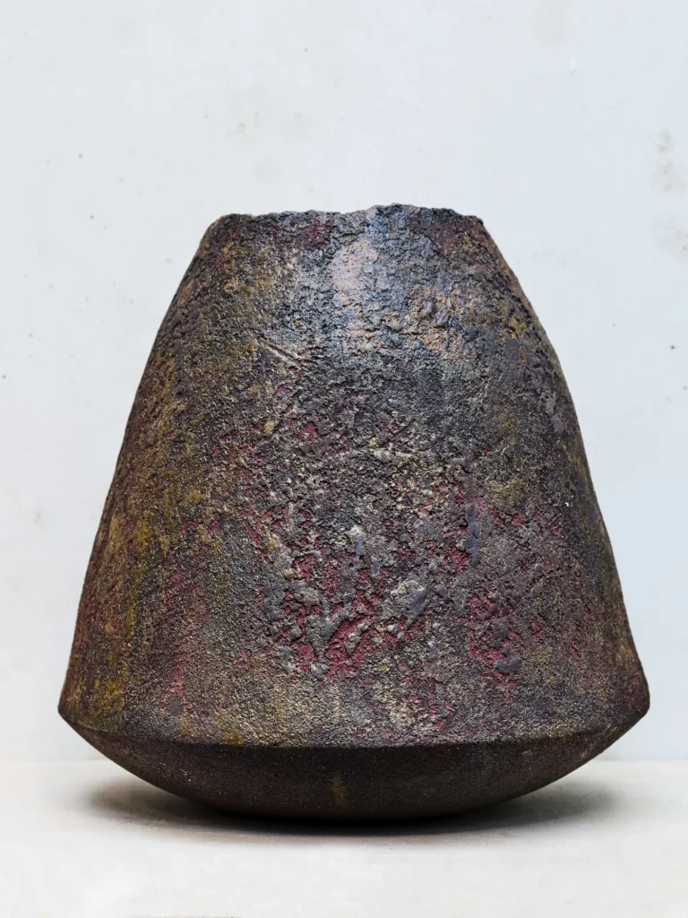 Dunkelbraune Stoneware-Schale mit rauer Textur auf hellem Untergrund