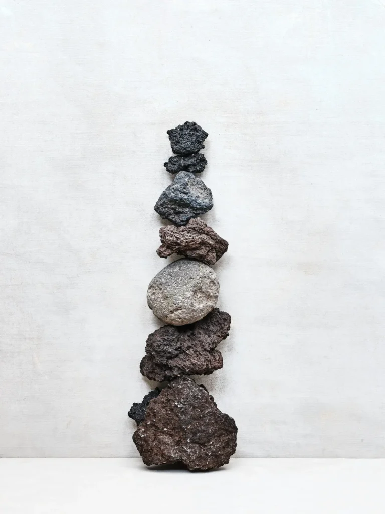 Gestapelte schwarze Lava-Stoneware von Dietlind Wolf, Sizilien-inspiriert, auf hellem Grund