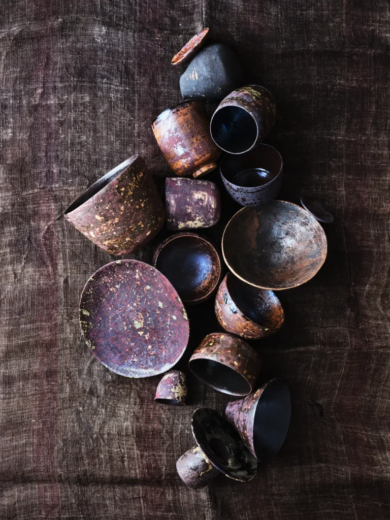 Patiniertes Stoneware-Ensemble mit Straßenstaub-Effekt von Dietlind Wolf, 16.-Jh.-inspiriert