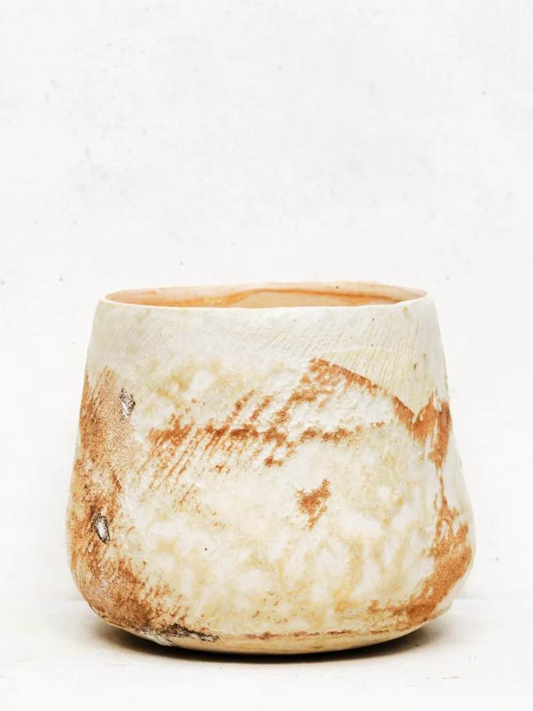 Weiße Stoneware-Schale von Dietlind Wolf mit bräunlich-ockerfarbiger Patina