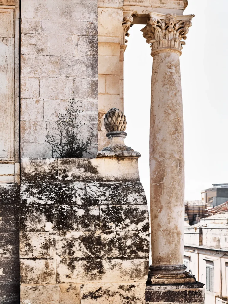Verwitterte barocke Säule in Noto/Sizilien von Dietlind Wolf fotografiert