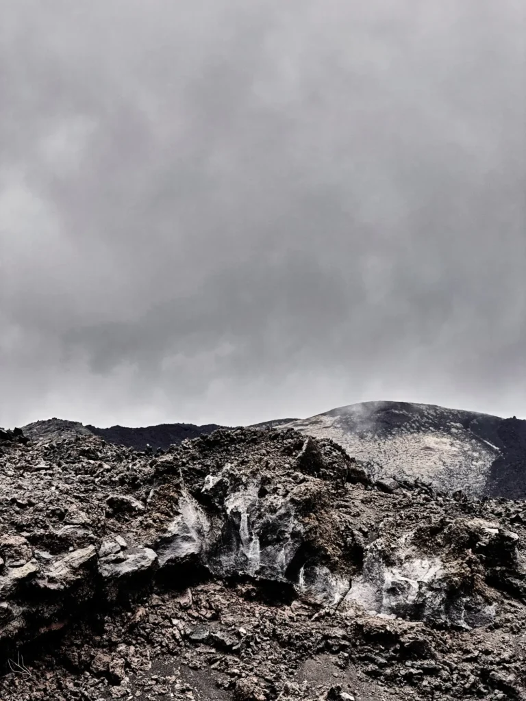 Aufnahme des Aetna-Vulkans: Lava-Gestein und gräulich-bewölkter Himmel