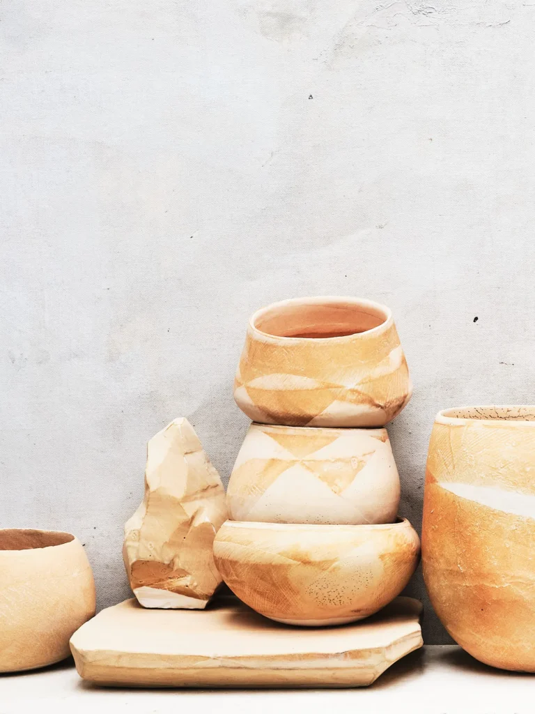 Gestapelte Stoneware-Schalen in sanften Ocker-Tönen, inszeniert von Visual Artist Dietlind Wolf