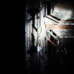 Dunkle, verwitterte Holztür mit abblätternder Farbe und kleinem hängenden Ornament im schmalen Licht.