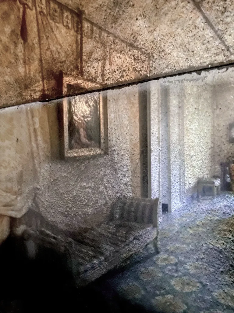 Abstrakte Spiegelung von Raum und Licht auf strukturierter Oberfläche.
